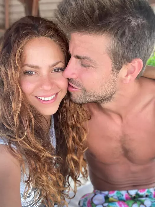 Shakira l-ar fi prins pe Pique înșelând-o. "Se dezlănțuie cu colegii, petrece până dimineața"