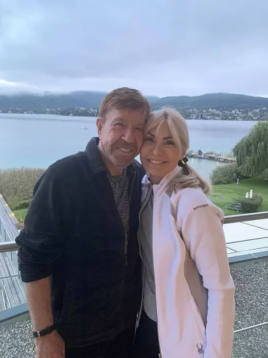 Chuck Norris are o fiică dintr-o relație extraconjugală despre care nu a știut timp de 26 de ani