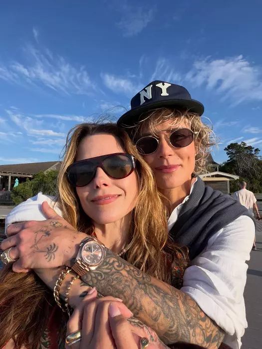 Sophia Bush si Ashlyn Harris