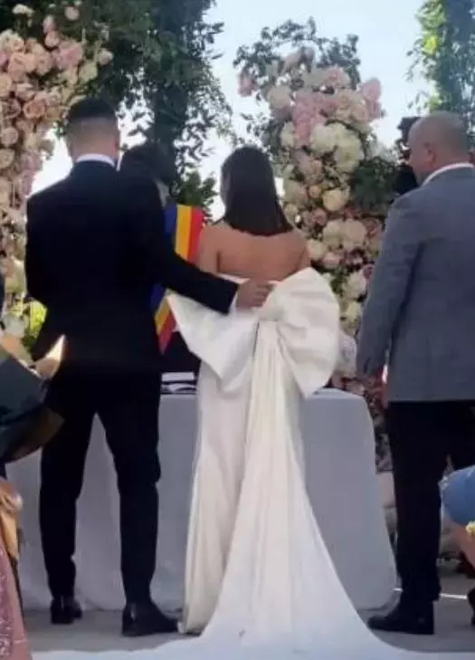 Nicole-a-doua-rochie