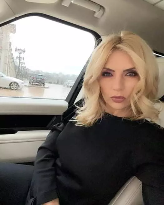 laura vicol in masina
