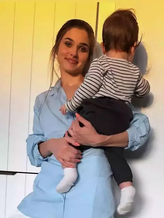 are o cariera aglomerata bona theo rose