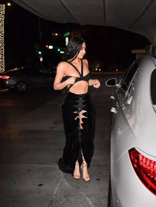 Kim Kardashian, într-o rochie aproape inexistentă