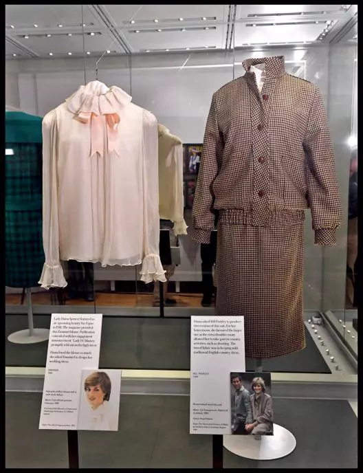 În stânga, bluza Emanuel purtată de Diana la primul portret oficial; în dreapta, deux-pièces-ul purtat de Diana în luna de miere