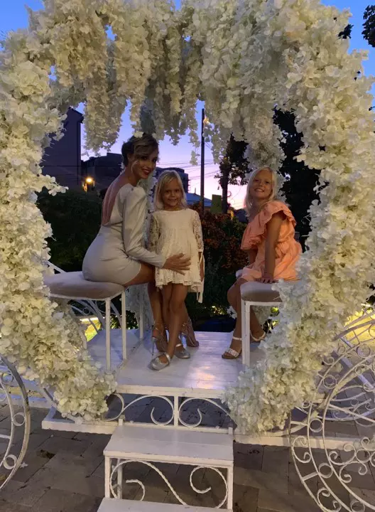 Andreea Perju și fetițele ei