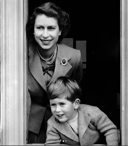 Elisabeta a II-a și Prințul Charles. Acum, mama are 92 de ani, iar fiul 70!