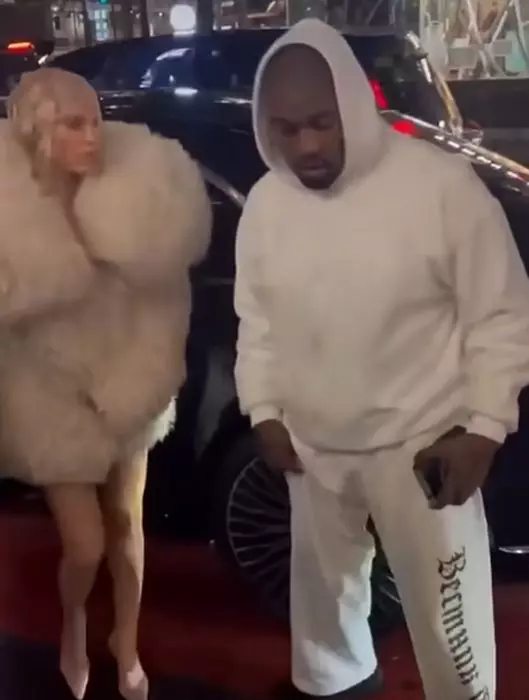 bianca censori la tokyo