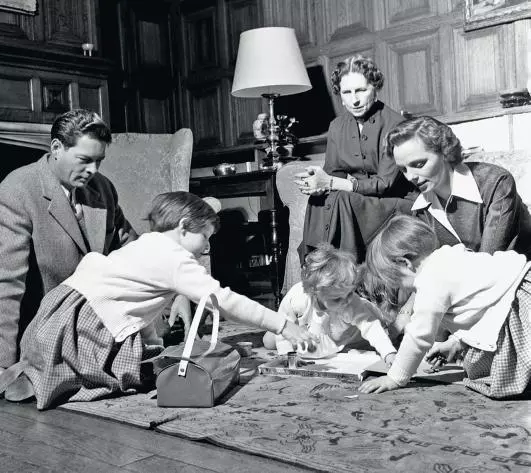 Anglia, 1955: Regele Mihai I alături de familia lui: fiica cea mare, Prințesa Margareta, Regina Mamă (Regina Elena), Prințesa Irina, Regina Ana și Prințesa Elena