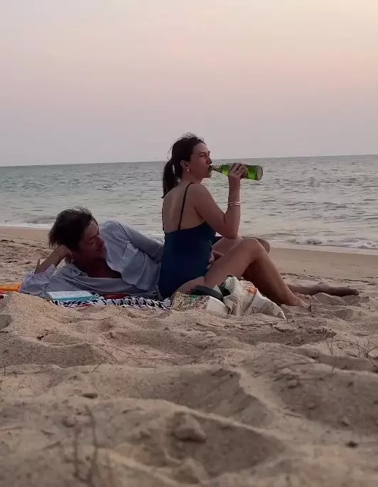 Radu Vâlcan și Adela Popescu pe plajă în Thailanda