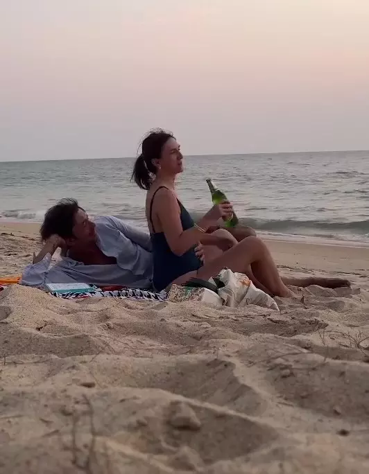 Radu Vâlcan și Adela Popescu pe plajă în Thailanda