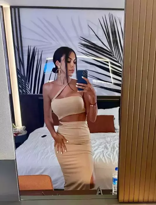 raluca pastrama intr-o tinuta bej