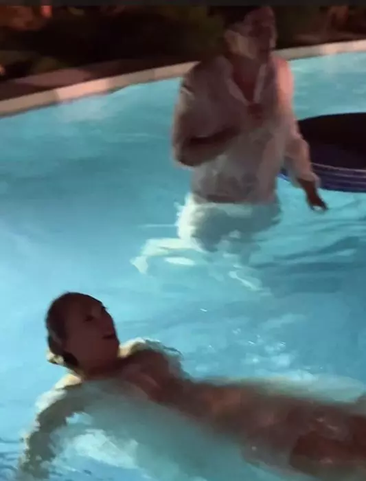 ilona-brezoianu-in-piscina