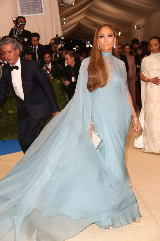 E! difuzează, joi seară, emisiunea „Fashion Police The 2017 Met Gala”