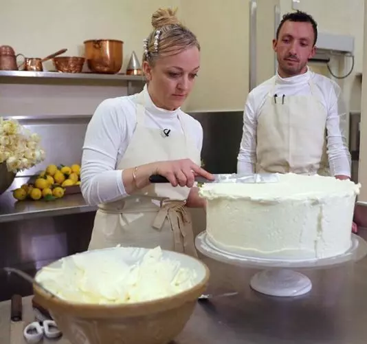 A inceput deja prepararea tortului de nunta