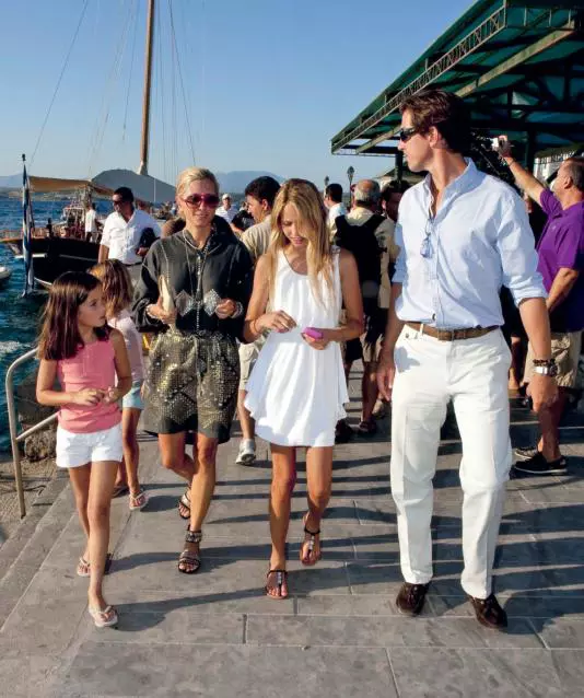 23 august 2010 – Prințul Pavlos, prințesa Marie-Chantal, prințesa Maria Olympia și prințesa Arrietta, la sosirea pe insula Spetses, Grecia