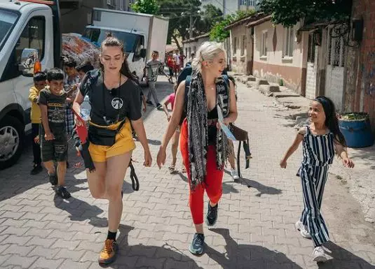 Cine-este-Estera-sora-Lidiei-Buble-de-la-Asia-Express-5