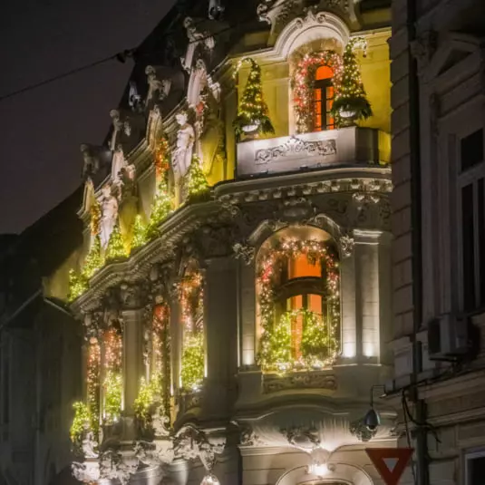 cum-arata-cladirea-simbol-din-capitala-decorata-pentru-sarbatori