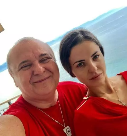 madalina apostol in rosu