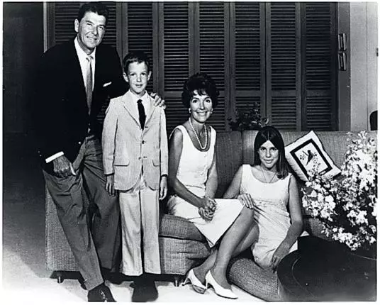 1967 – Nancy și Ronald Reagan alături de copiii lor, Ron Reagan, Junior și Patti Davis