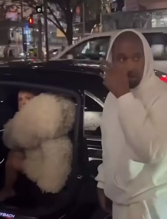 bianca censori in masina