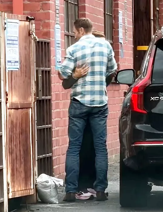 PREMIUM EXCLUSIVE Jennifer Garner And John Miller Play Secret Lovers As They Share A Rain-Soaked Hug During Labor Day Weekend