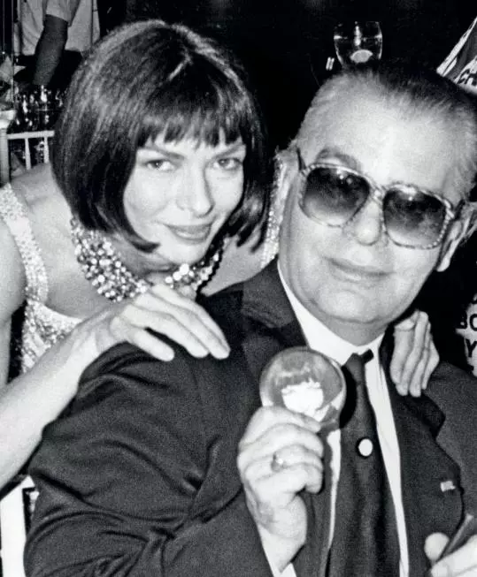 29 noiembrie 1990, New York – Anna Wintour și Karl Lagerfeld participă la Seventh On Sale AIDS Benefit