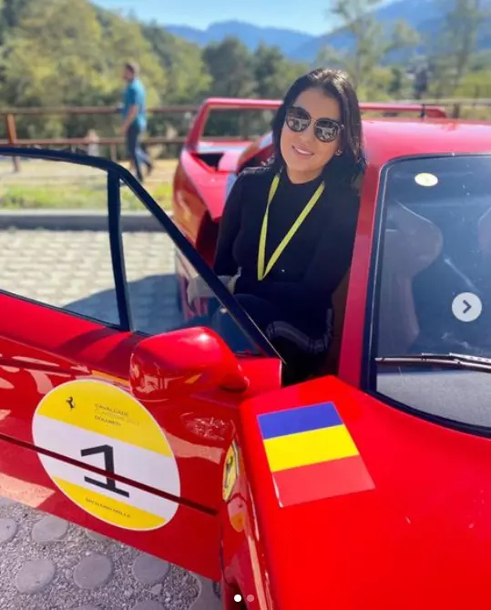 Romina Gingașu are 32 de ani, este din București, în 2016 a absolvit cursurile postuniversitare ale Academiei Tehnice Militare