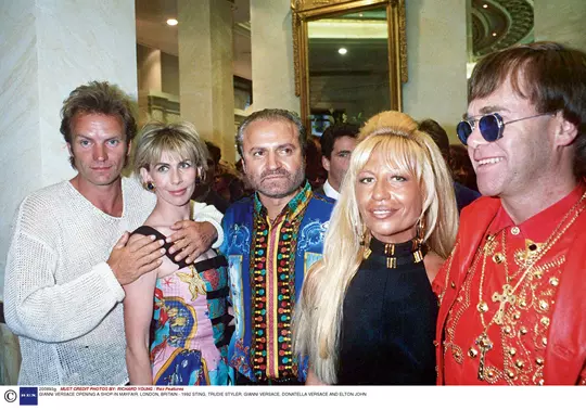 Sting, Trudy Styler, Gianni si Donatella Versace, Elton John intr-un moment in care casa Versace cunostea apogeul succesului