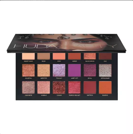 Paletă de farduri, Huda Beauty, Desert Dusk Eyeshadow Palette, 293 lei, disponibilă Sephora