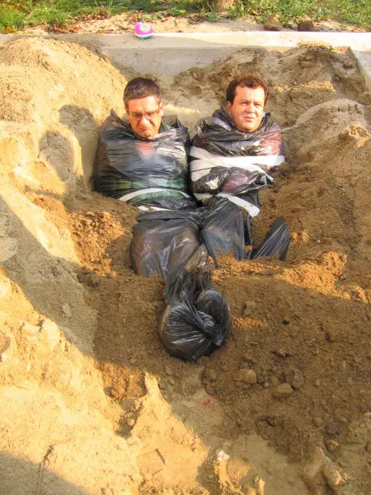 Dragos Mostenescu și Mihai Coadă, alias Costel Jurcă și Nelu Curcă, în serialul "La bloc".