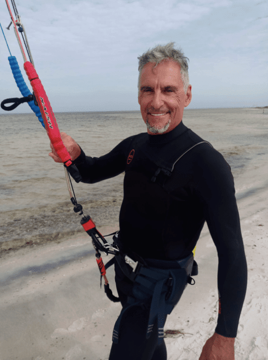 cliff-simon-actorul-din-stargate-sg-1-a-murit-intr-un-accident-de-kiteboarding