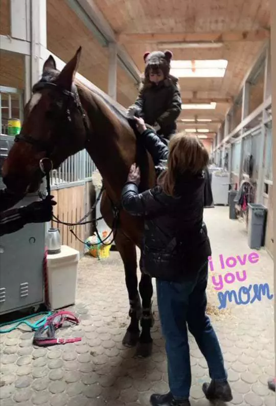 maria-basescu-cu-nepotii-la-calarie-4