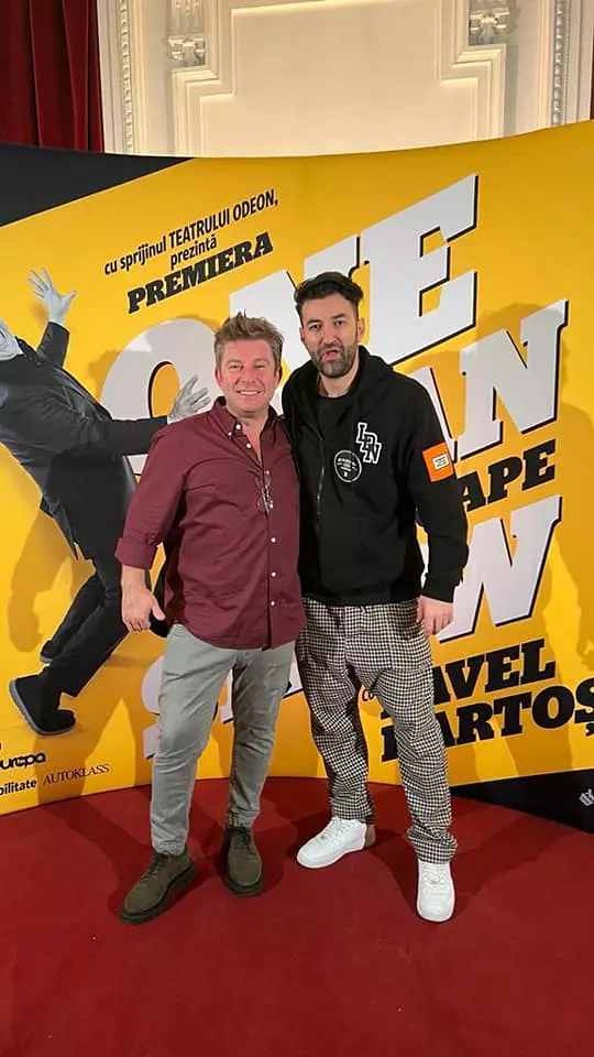 pavel-bartos-alaturi-de-sotia-lui-si-fiicele-lor-la-premiera-one-man-aproape-show.-cum-s-au-fotografiat-2