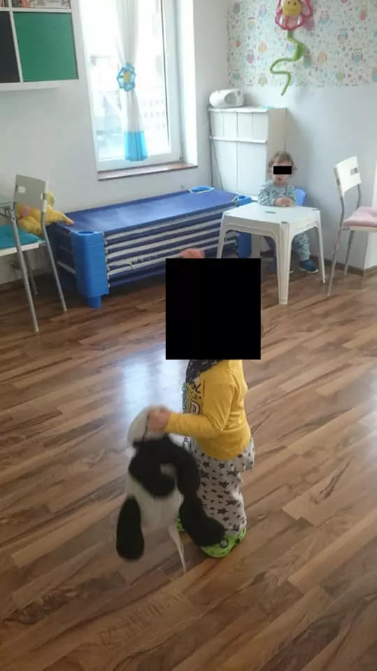 Băiețel izolat de colegi la grădiniță