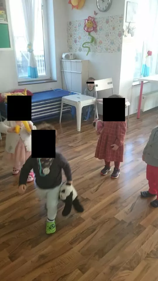 Băiețel izolat de colegi la grădiniță