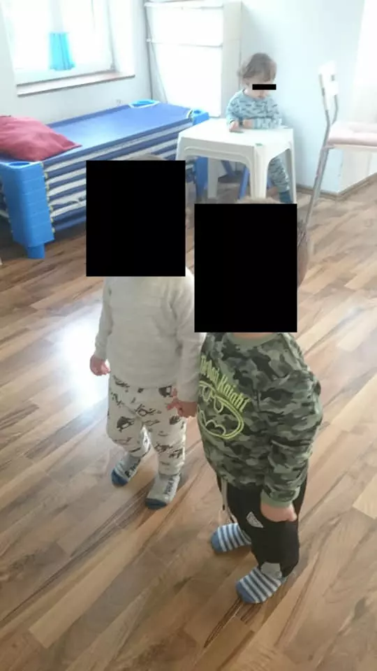 Băiețel izolat de colegi la grădiniță