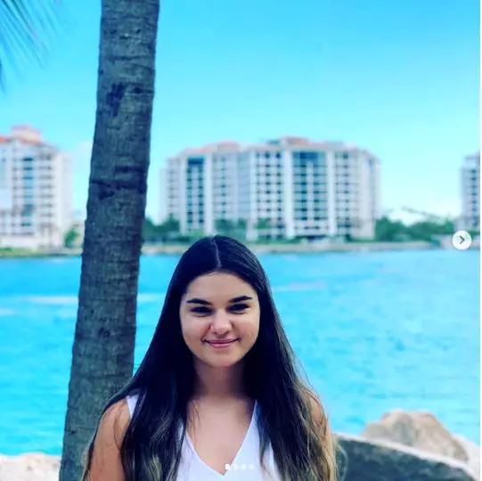 seamana-foarte-bine-cu-tatal-ei