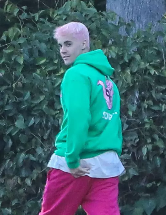 Justin Bieber dyes his his in pink