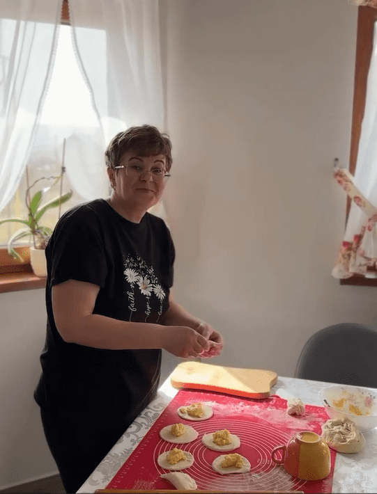 Karina-Jianu-cu-mama-in-bucatarie-2