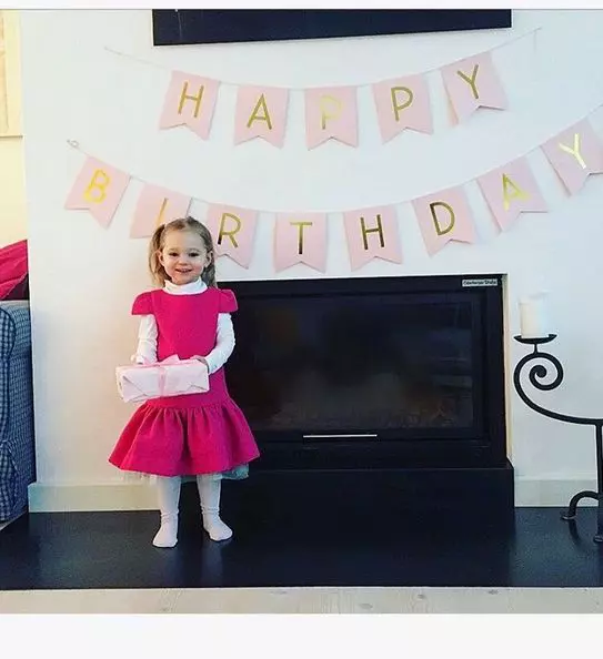 Lara, fetita lui Meryem Uzerli (2)