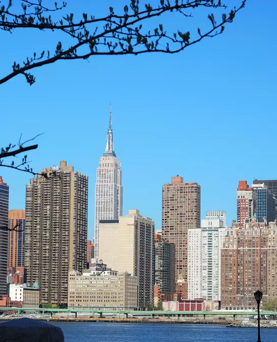Skyline_for_Mid-town_Manhattan_in_New_York_City_in_sprint_time.jpg