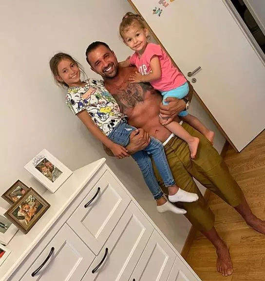 Alex Bodi și fiicele sale