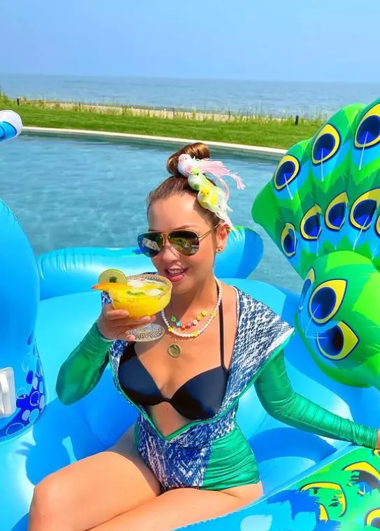 thalia in costum de baie 3