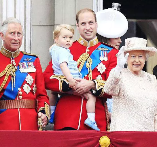 La balconul Palatului Buckingham in timpul evenimentului Trooping the Colour