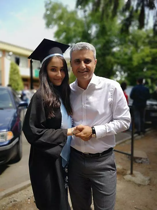 robert-turcescu-fiica-sa-absolventa-ioana-turcescu-superba-sexy-bal-de-absolvire-1