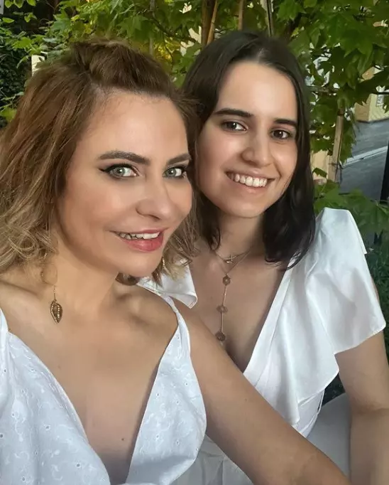 Adina-Buzatu-si-Sara