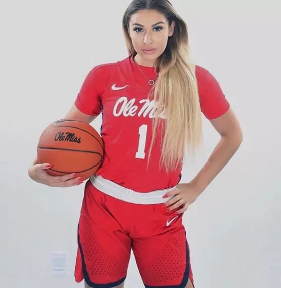 Sarah Dumitrescu joacă baschet de performanță