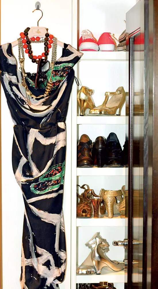 Julie Iacobescu adora sa „cotrobaie“ prin boutique-urile din Islington – Londra, East Village – New York, sau in cele care se afla pe ruta dintre biserica St. Sulpice si celebrul Bon Marché din Paris. De fapt, in aceste trei cartiere a descoperit  brand-urile aparte care dau viata magazinului ei din Bucuresti, din zona Dorobanti, numit The Mews.