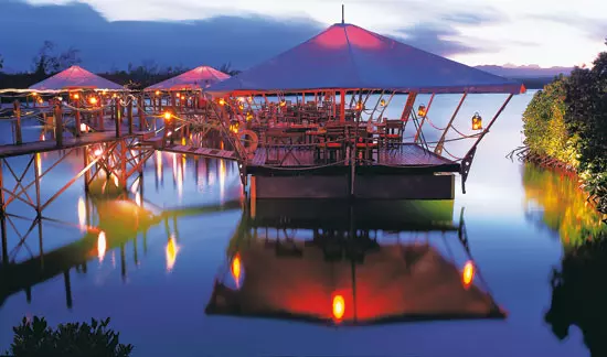 Restaurantul din laguna, resort-ul Le Prince Maurice