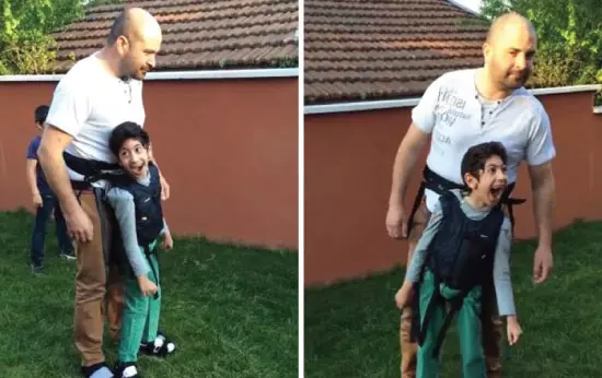 tatal-care-si-a-ajutat-fiul-care-nu-poate-merge